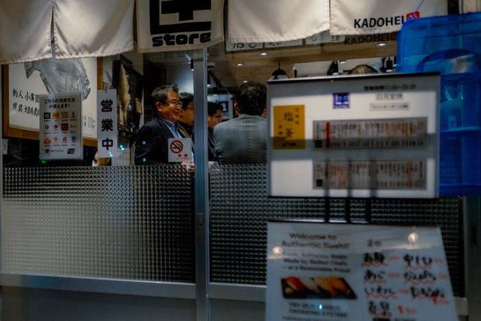 Il banco e i menu di un piccolo ristorante di quartiere, Tokyo