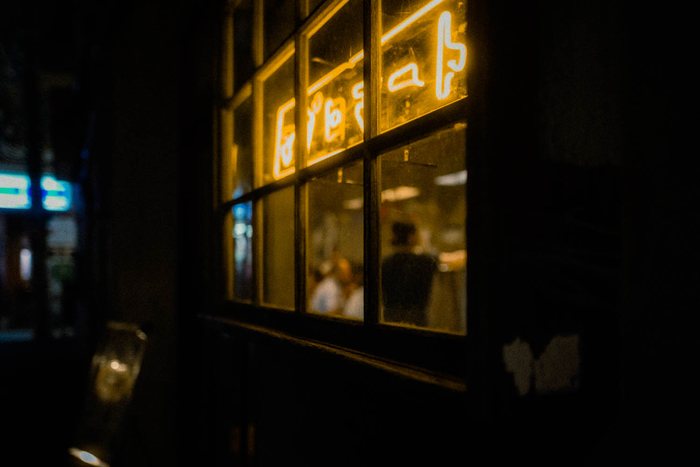 Tokyo ristorante porta legno 2, fotografia di viaggio e street photography in Giappone