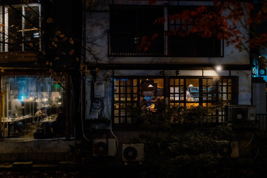Ristorante illuminato visto dalla strada di notte, Tokyo