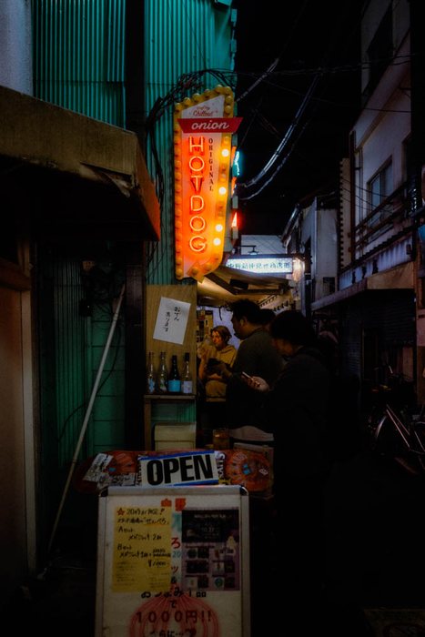 Tokyo ristorante vetro clienti 2, fotografia di viaggio e street photography in Giappone