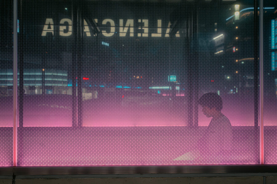 Sagoma di una persona dietro una vetrata illuminata di rosa, Tokyo