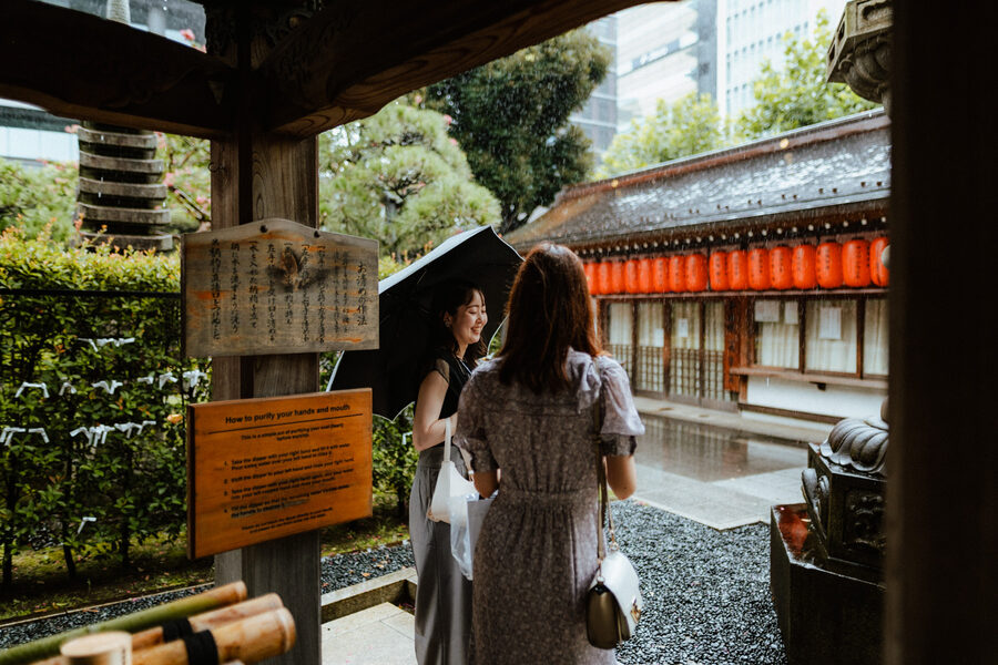 Visitatori nel cortile di un santuario tradizionale, Tokyo
