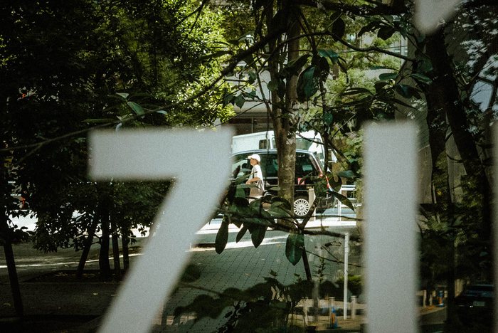 Tokyo santuario vetro riflessi, fotografia di viaggio e street photography in Giappone