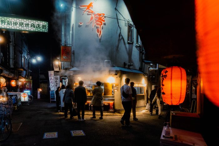 Tokyo scaffali libri strada, fotografia di viaggio e street photography in Giappone