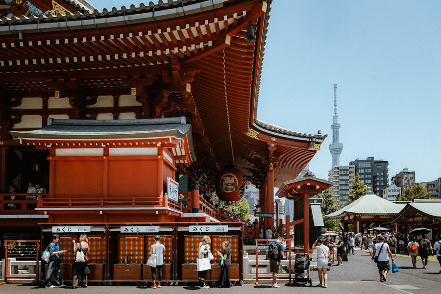 Edifici del tempio Sensō-ji con Tokyo Skytree sullo sfondo