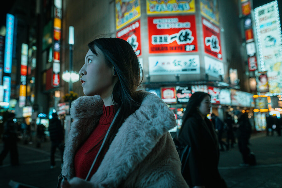 Donna con cappotto tra la folla di Shibuya, Tokyo