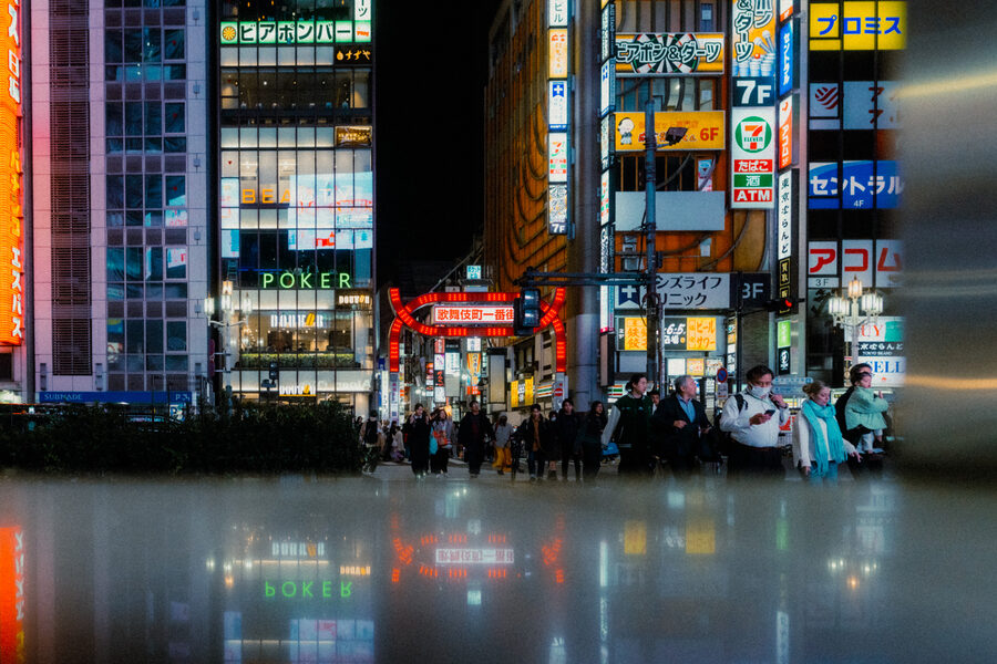 Incrocio di Shibuya riflesso su una superficie lucida, Tokyo