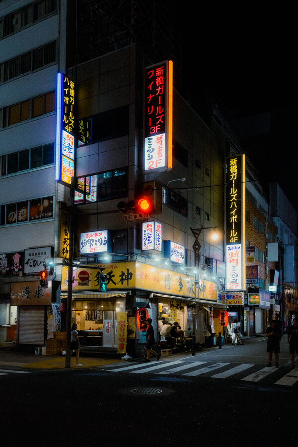 Incrocio di Shinjuku con negozi e insegne nella notte, Tokyo
