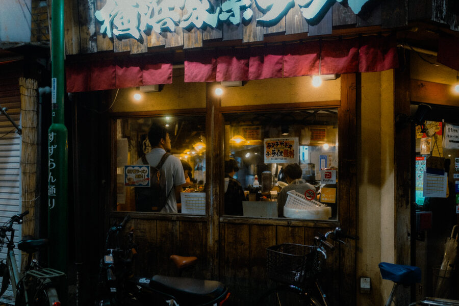 Cuoco visibile attraverso la finestra di un ristorante, Shinjuku, Tokyo