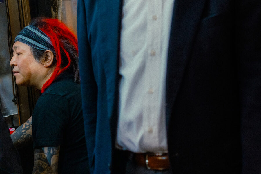 Ritratto laterale di un cuoco tatuato attraversato da una luce rossa, Shinjuku, Tokyo