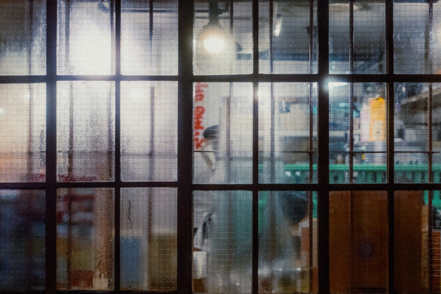 Interno intravisto attraverso finestre smerigliate, Shinjuku, Tokyo