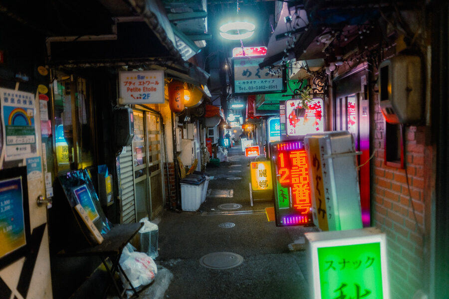 Vicolo di Golden Gai punteggiato da piccole insegne luminose, Tokyo