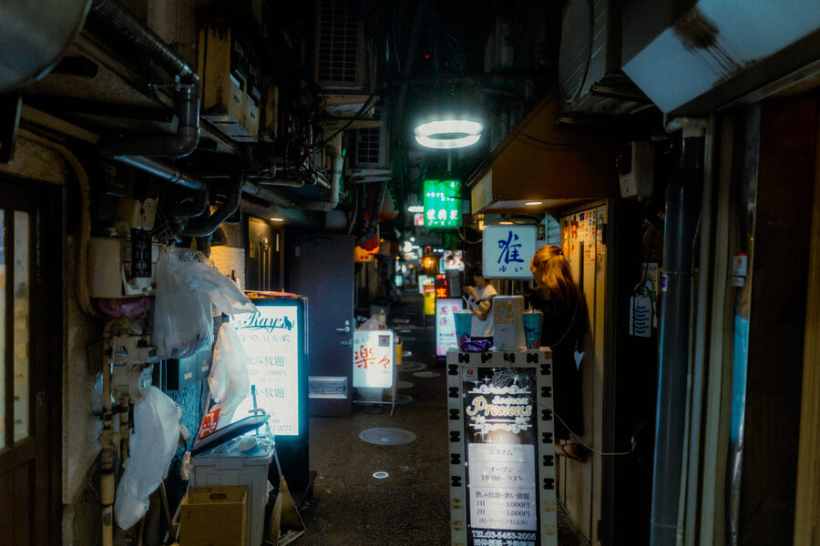 Vicolo coperto di Golden Gai con una figura in lontananza, Tokyo