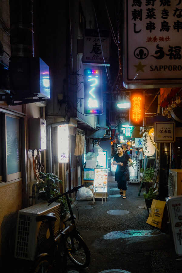 Stretto vicolo illuminato di Golden Gai, Shinjuku, Tokyo