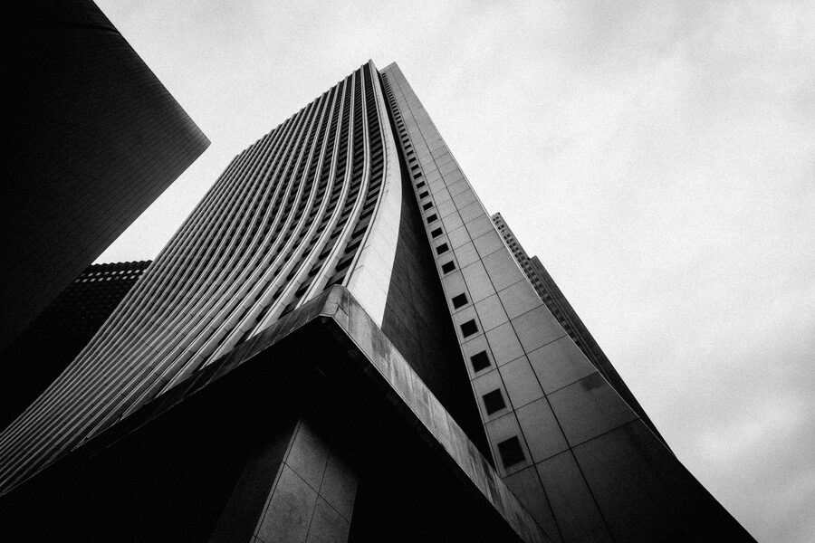 Grattacielo ripreso dal basso contro il cielo, in bianco e nero, Shinjuku, Tokyo