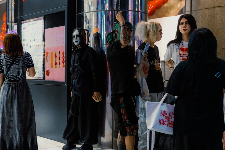 Gruppo in abiti alternative fashion si ritrova tra le luci di Shinjuku, Tokyo