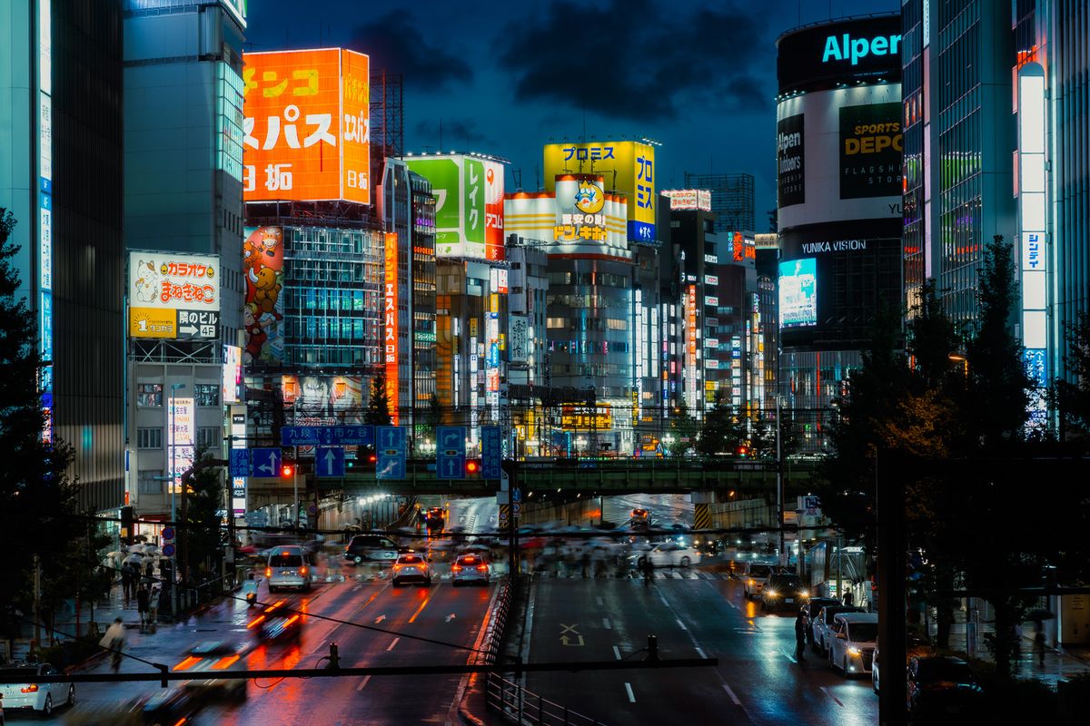 Traffico e insegne in lunga esposizione all’incrocio di Shinjuku, Tokyo
