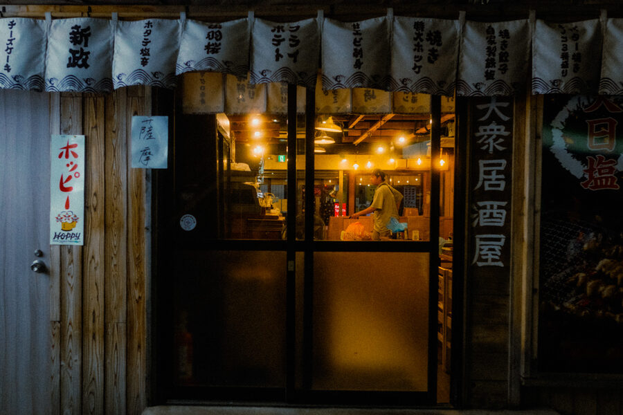 Ingresso in legno di un izakaya nella notte, Tokyo