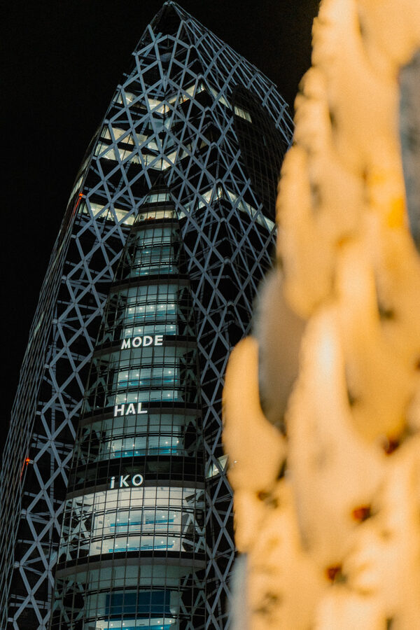 Mode Gakuen Cocoon Tower di notte dietro una forma dorata fuori fuoco, Shinjuku, Tokyo