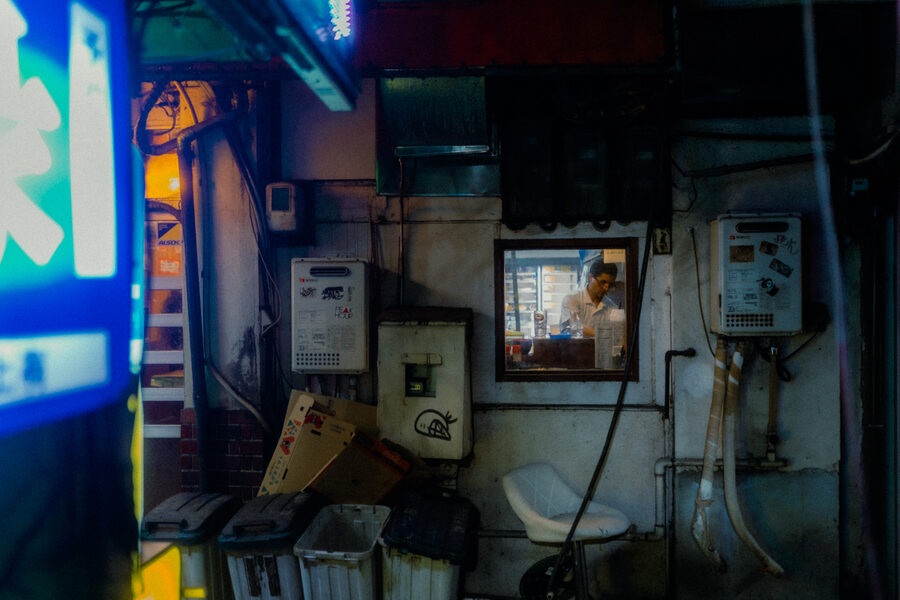 Muro di un vicolo con cavi, contatori e una piccola finestra, Tokyo