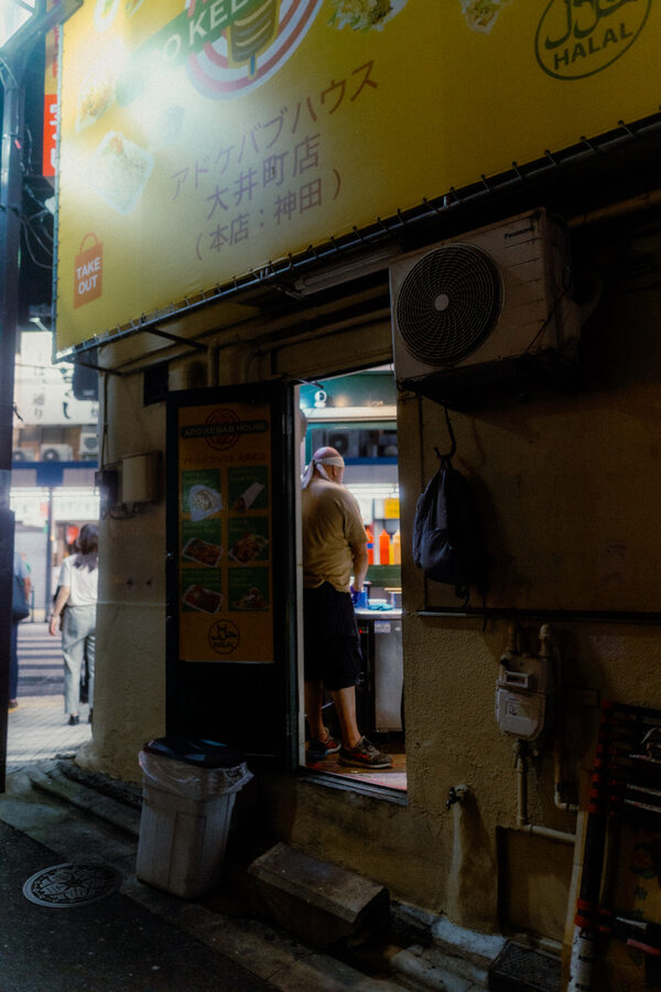 Ingresso di un minuscolo ristorante nella notte, Shinjuku, Tokyo