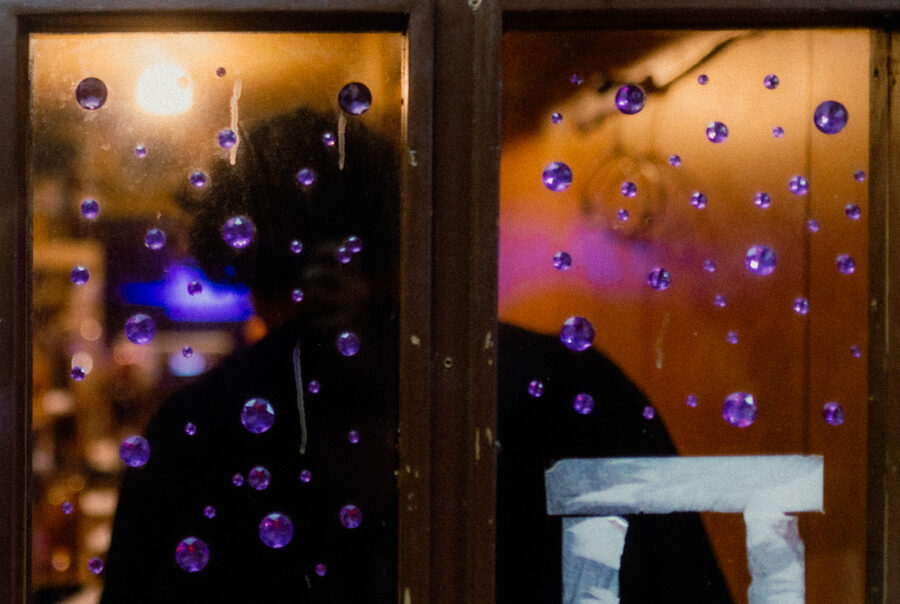 Sagoma dietro una porta decorata da punti di luce, Tokyo