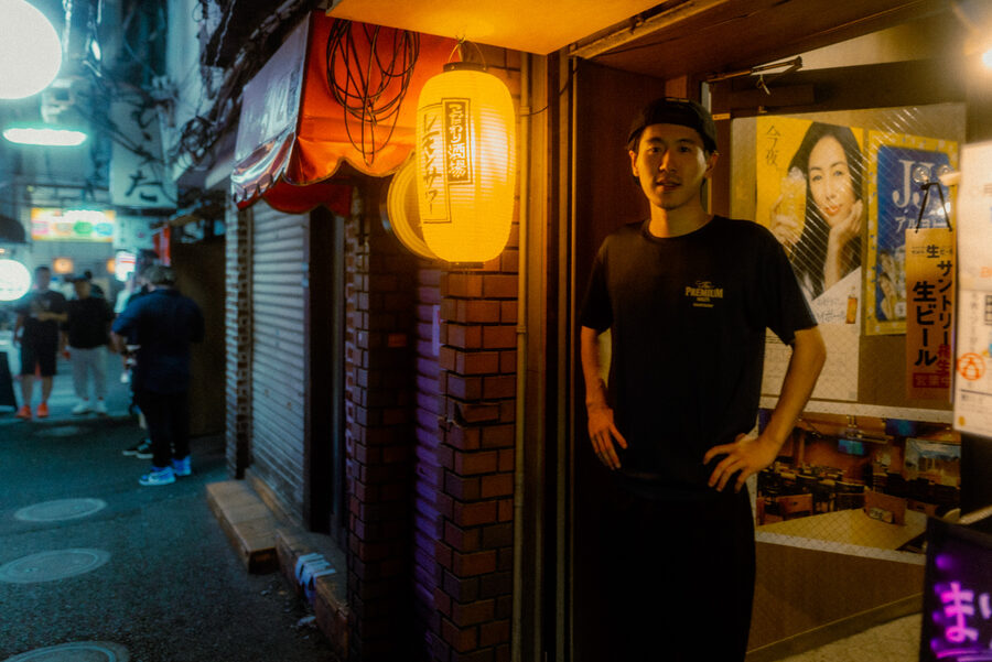 Ritratto di un uomo sotto una lanterna, Shinjuku, Tokyo