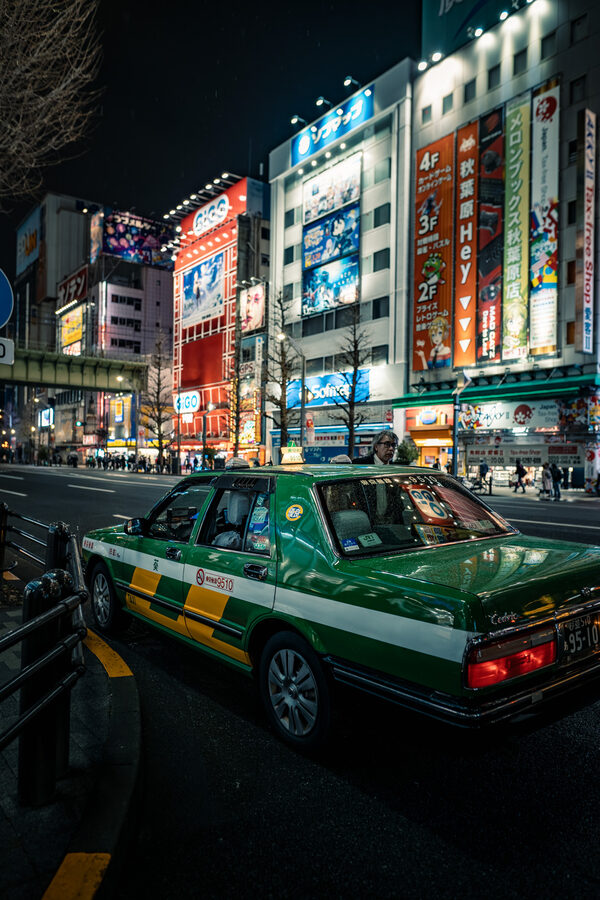 Taxi sotto le insegne luminose di Shinjuku, Tokyo