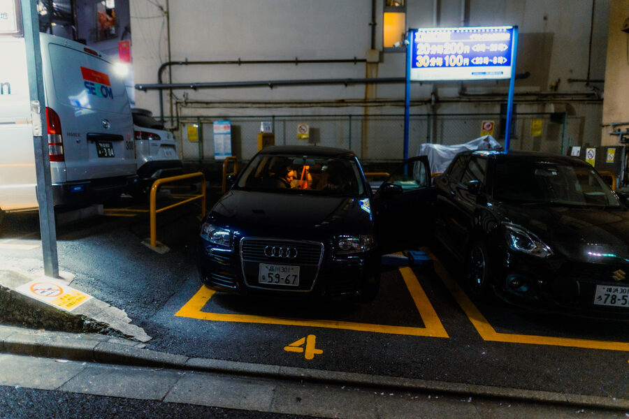 Taxi parcheggiati in una strada secondaria di Shinjuku, Tokyo