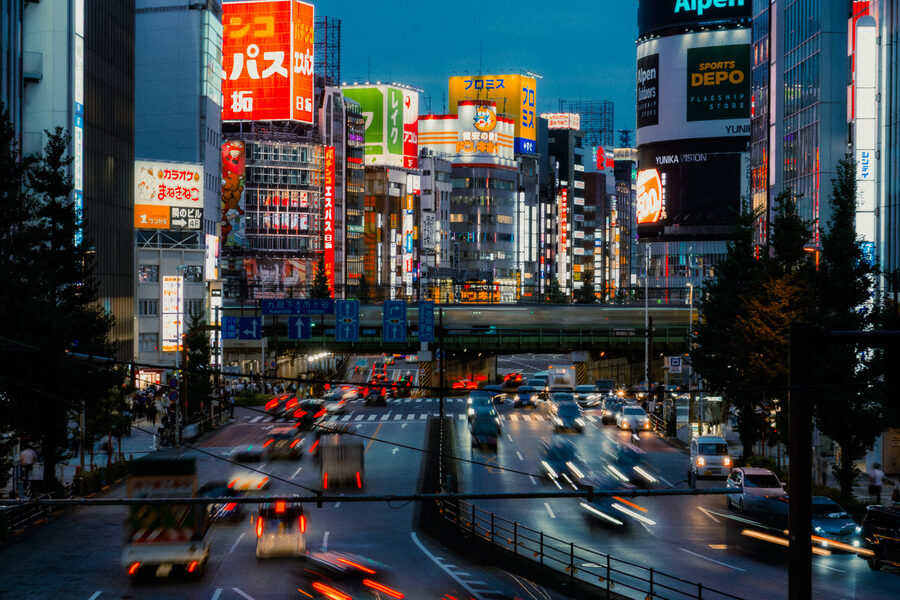 Traffico e insegne luminose lungo le arterie di Shinjuku durante l’ora blu, Tokyo