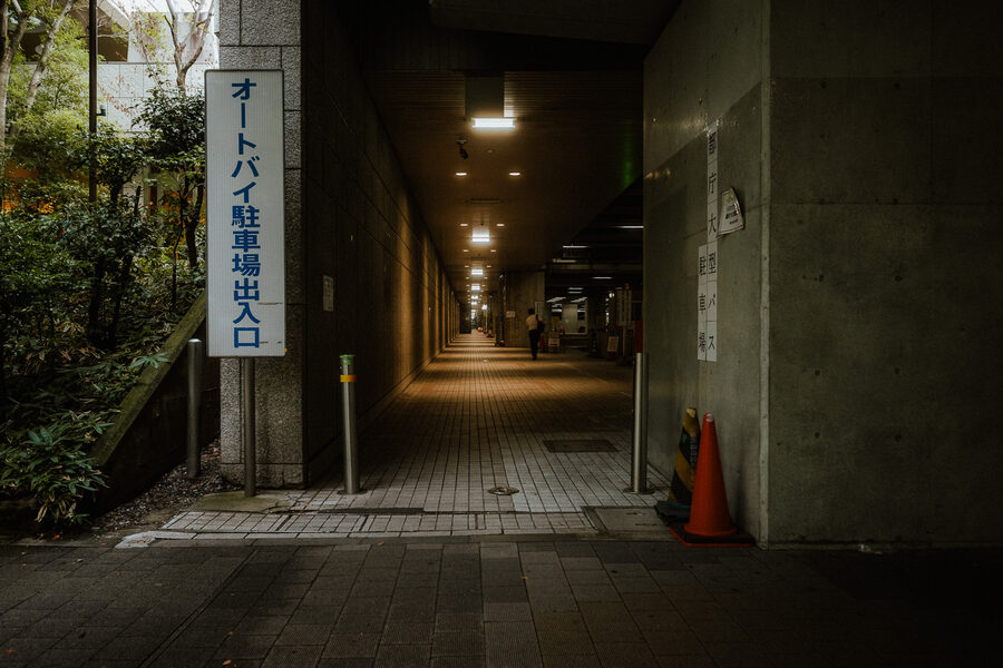 Passaggio pedonale coperto si perde nella profondità sotto la città, Shinjuku, Tokyo
