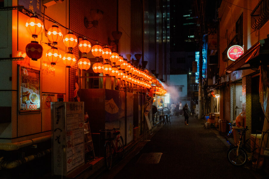 Vicolo di Shinjuku illuminato da lanterne rosse, Tokyo