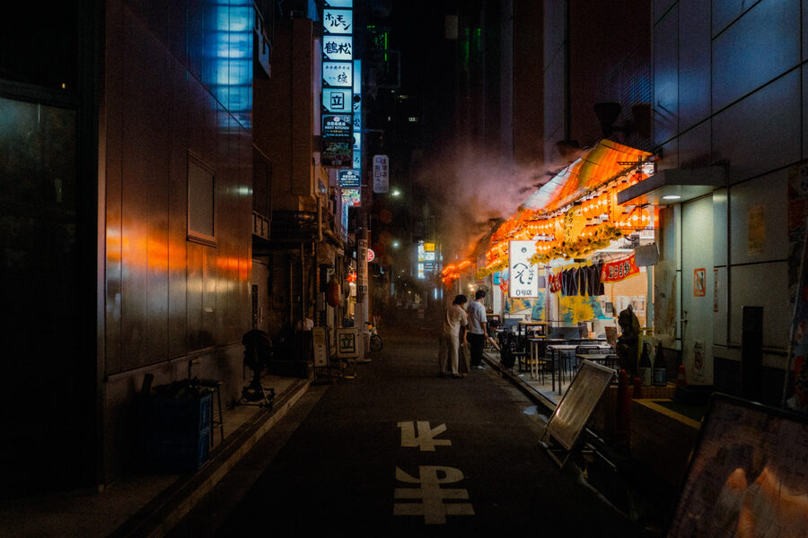 Vicolo di Shinjuku pieno di piccoli ristoranti illuminati, Tokyo