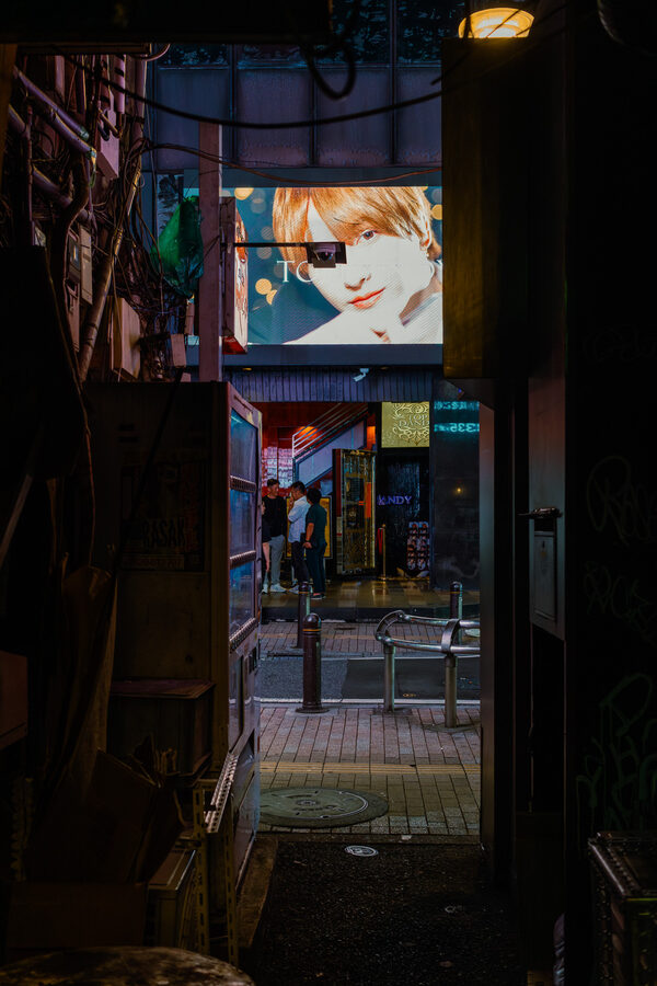 Vicolo buio aperto su un grande schermo con un ritratto luminoso, Shinjuku, Tokyo