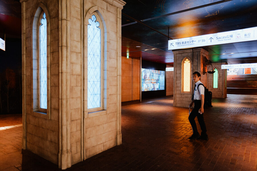 Corridoio di una stazione con archi e luce calda, Tokyo