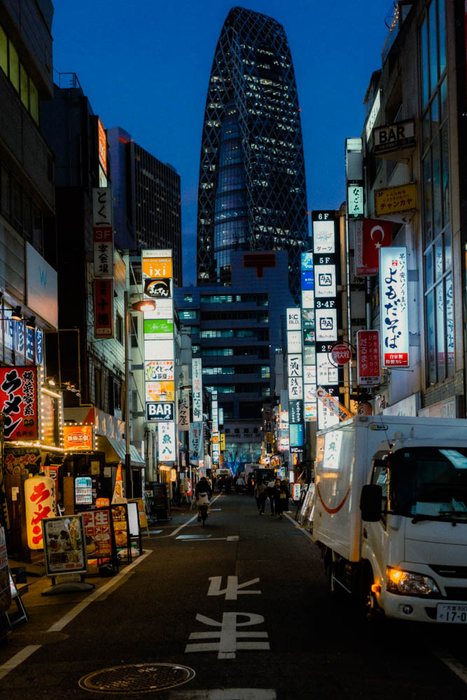 Tokyo stazione ombre controluce, fotografia di viaggio e street photography in Giappone