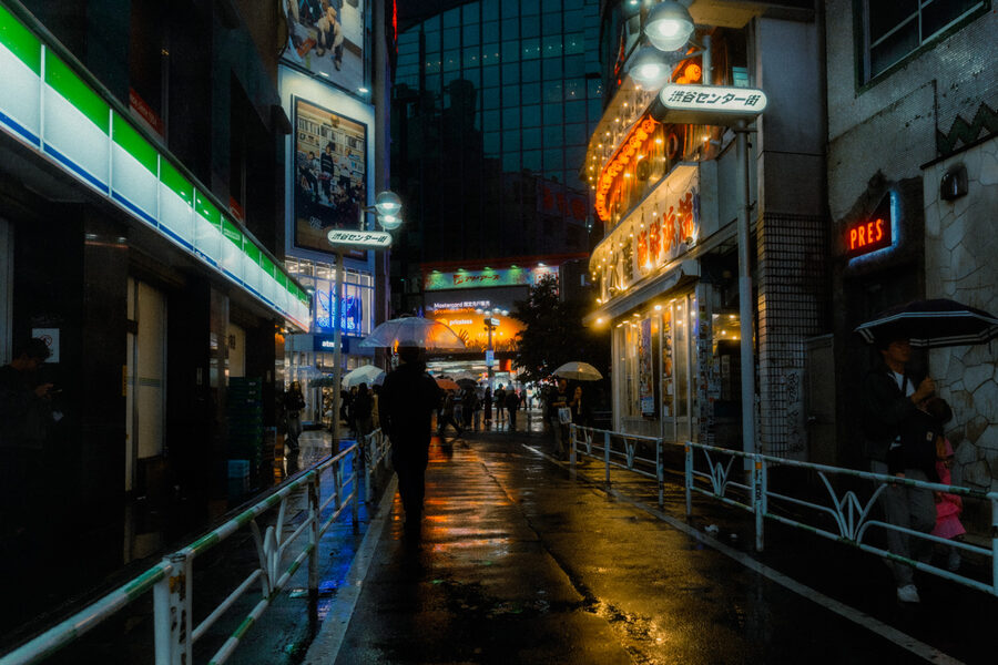 Strada bagnata riflette le luci della notte, Tokyo
