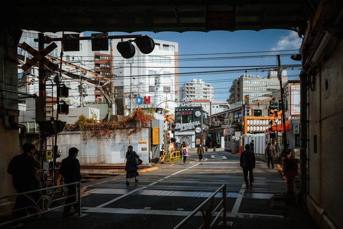 Tokyo strada insegne notte, fotografia di viaggio e street photography in Giappone