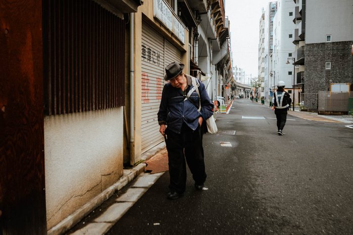 Tokyo strada insegne verticali, fotografia di viaggio e street photography in Giappone