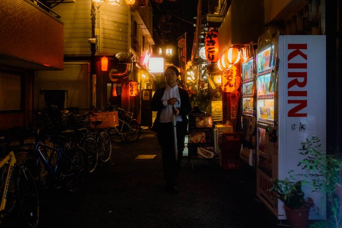 Tokyo strada lanterne notte, fotografia di viaggio e street photography in Giappone
