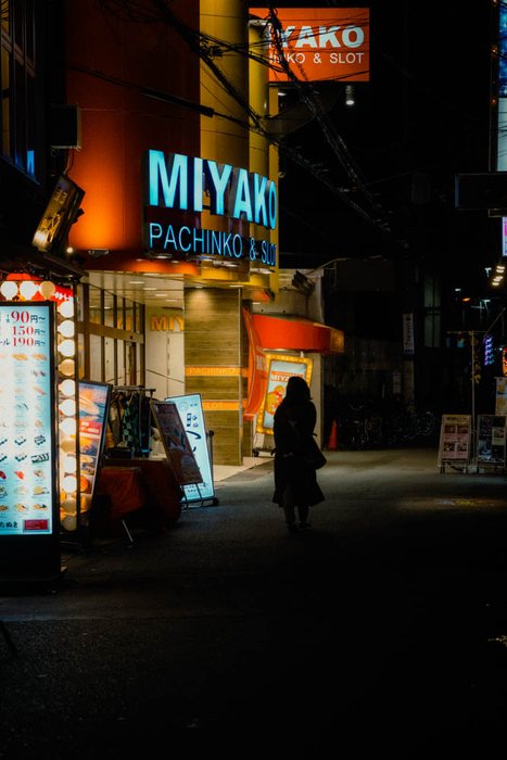 Tokyo strada neon prospettiva, fotografia di viaggio e street photography in Giappone