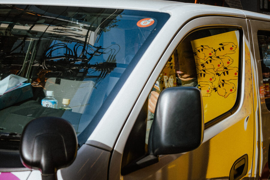 Dettaglio di un taxi giallo tra i riflessi urbani, Tokyo