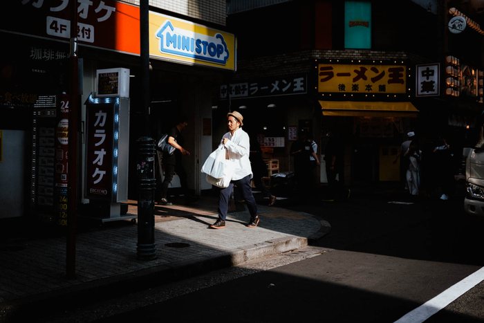 Tokyo taxi incrocio luminoso, fotografia di viaggio e street photography in Giappone