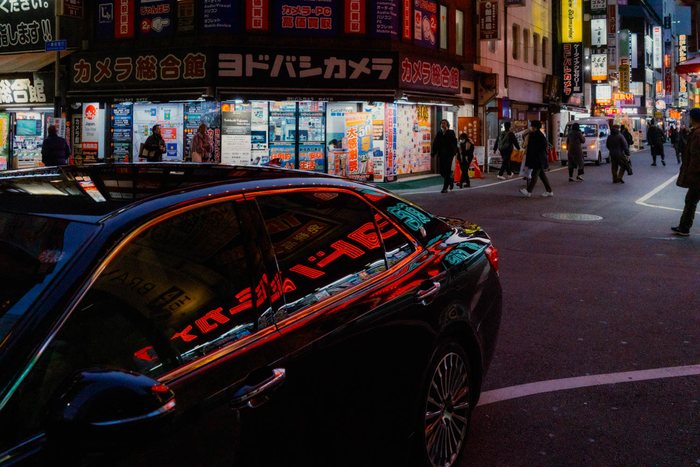 Tokyo taxi neon primo piano, fotografia di viaggio e street photography in Giappone