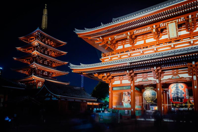Tokyo torre pagoda giardino, fotografia di viaggio e street photography in Giappone