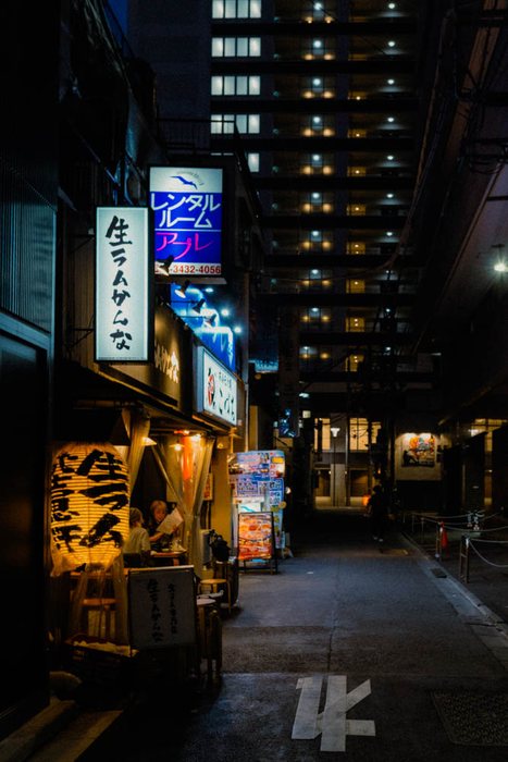Tokyo torre tra case vicolo, fotografia di viaggio e street photography in Giappone