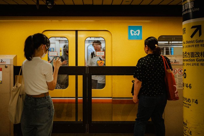Tokyo treno finestra passeggeri, fotografia di viaggio e street photography in Giappone
