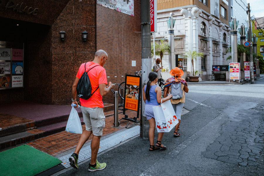 Turisti osservano una strada di Tokyo durante il giorno