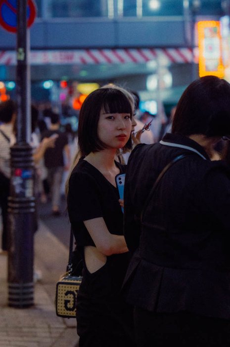 Tokyo uomini muro bianco, fotografia di viaggio e street photography in Giappone