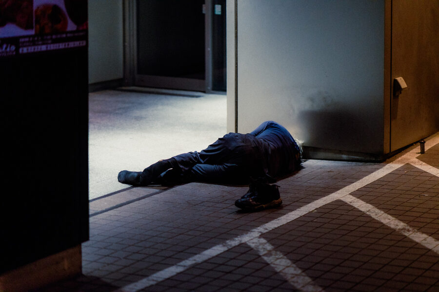 Uomo addormentato nell’ingresso di un edificio, Tokyo